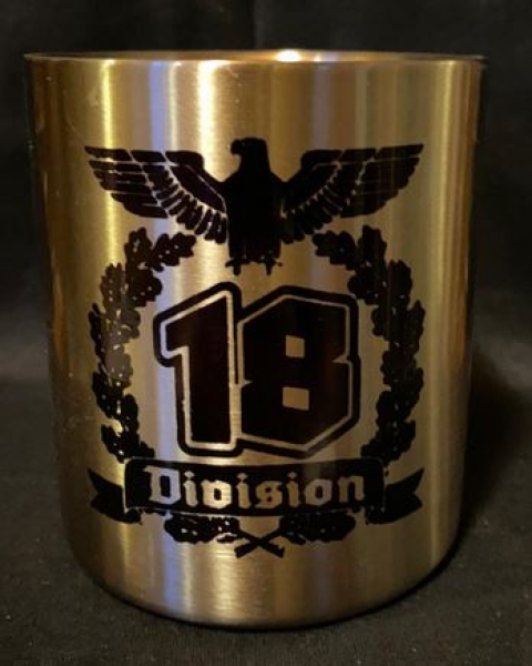 Edelstahltasse mit Karabinerhakengriff - Division 18 Edelstahltasse mit Karabinerhakengriff - Division 18