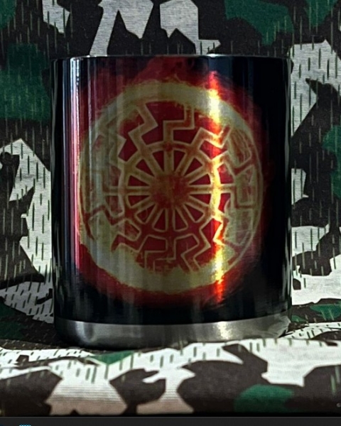 Edelstahltasse mit Karabinerhakengriff - Schwarze Sonne - brennend