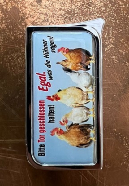 Feuerzeug - SM - Bitte Tor geschlossen halten - Egal was die Hühner sagen Feuerzeug - SM - Bitte Tor geschlossen halten - Egal was die Hühner sagen
