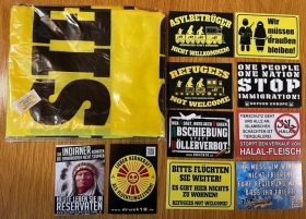 Aktivisten Paket - NOT WELCOME - 300 Stück + Fahne BITTE FLÜCHTEN SIE WEITER Aktivisten Paket - NOT WELCOME - 300 Stück + Fahne BITTE FLÜCHTEN SIE WEITER