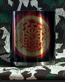 Edelstahltasse mit Karabinerhakengriff - Schwarze Sonne - brennend Edelstahltasse mit Karabinerhakengriff - Schwarze Sonne - brennend