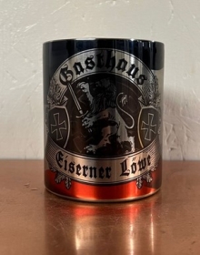 Edelstahltasse mit Karabinerhakengriff - Gasthaus Eiserner Löwe - Motiv 2 Edelstahltasse mit Karabinerhakengriff - Gasthaus Eiserner Löwe - Motiv 2