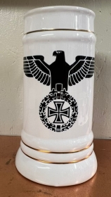 Bierkrug mit Goldlinien - Reichsadler mit Eisernem Kreuz Bierkrug mit Goldlinien - Reichsadler mit Eisernem Kreuz