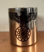 Edelstahltasse mit Karabinerhakengriff - Reichsadler mit Schwarzer Sonne Edelstahltasse mit Karabinerhakengriff - Reichsadler mit Schwarzer Sonne