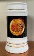 Bierkrug mit Goldlinien - Schwarze Sonne - brennend Bierkrug mit Goldlinien - Schwarze Sonne - brennend